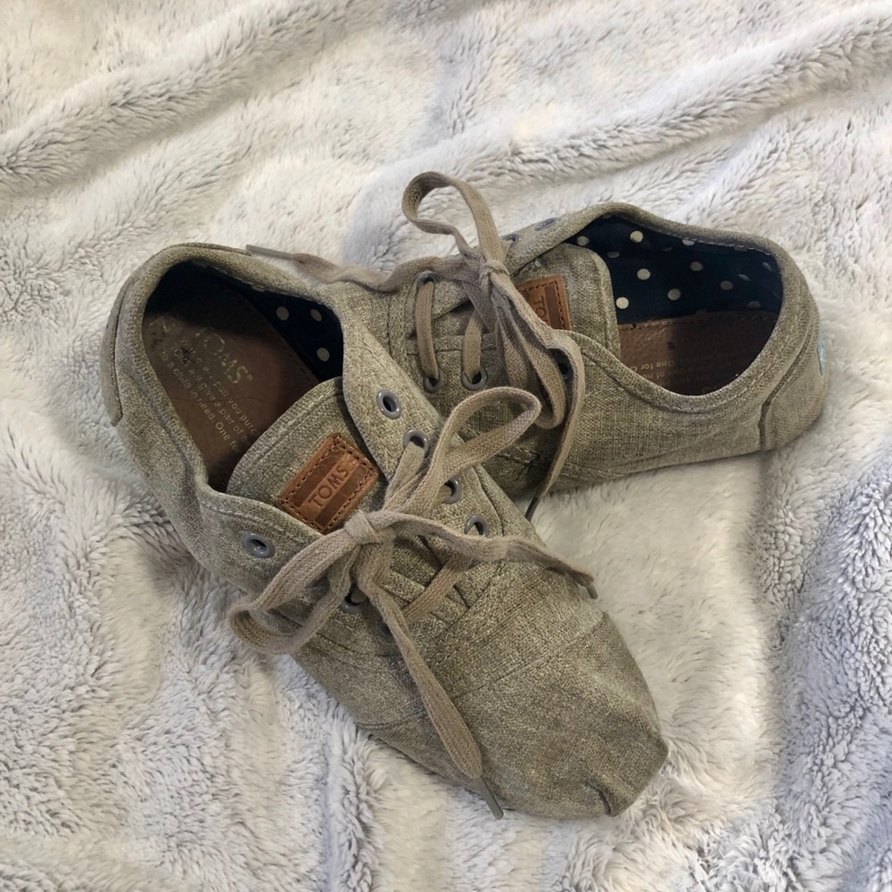 Gently Worn TOMS Gray Lace-up Shoe